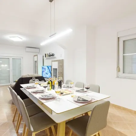 Apartment Apartman Alcazar *