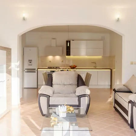 Apartman Alcazar Apartment *
